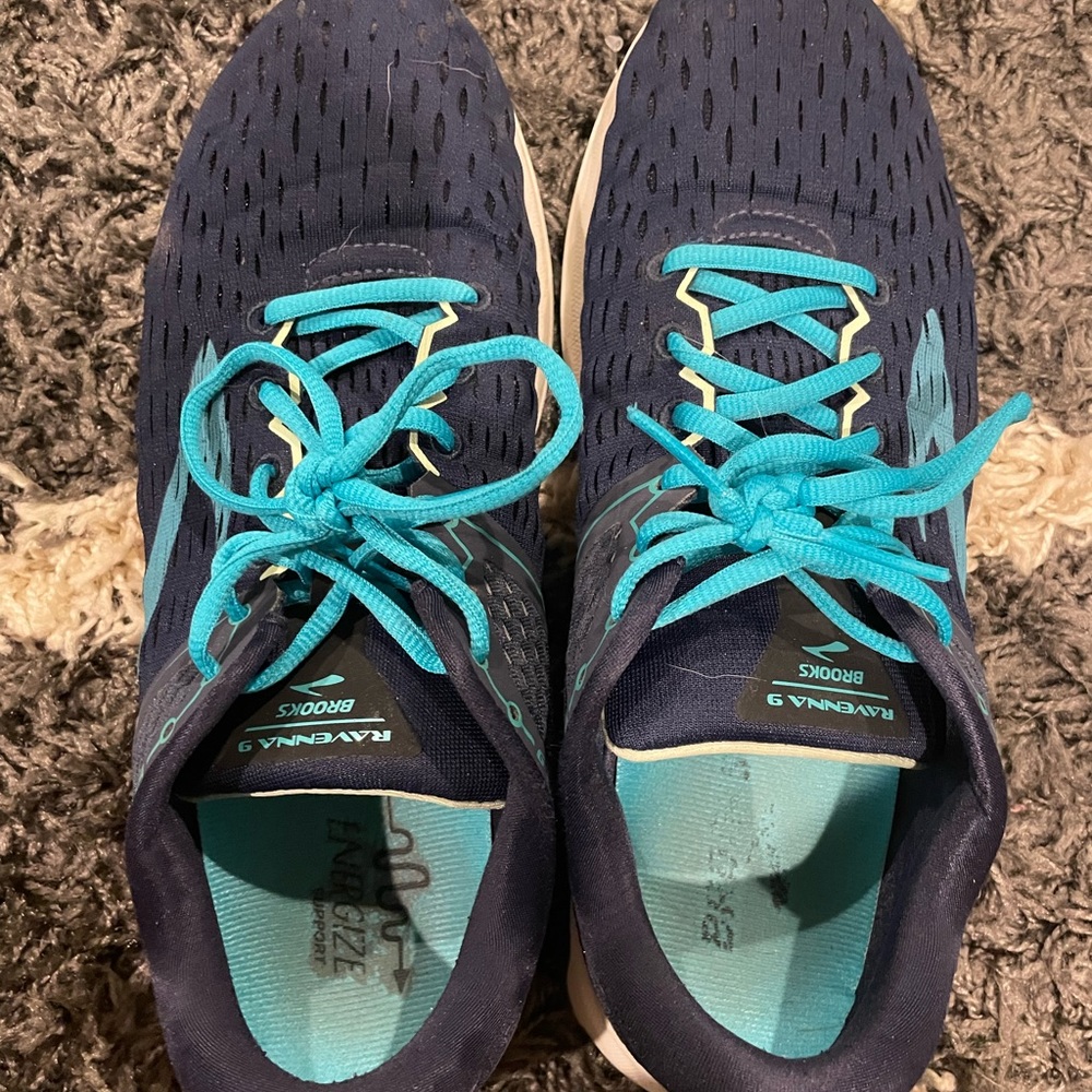 Tennis shoes